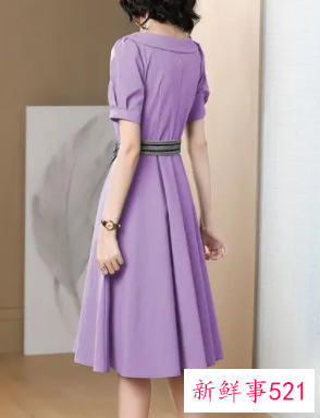 紫色连衣裙搭配什么颜色的围巾好看