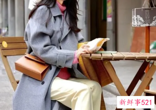 灰色大衣搭配粉色毛衣好看不