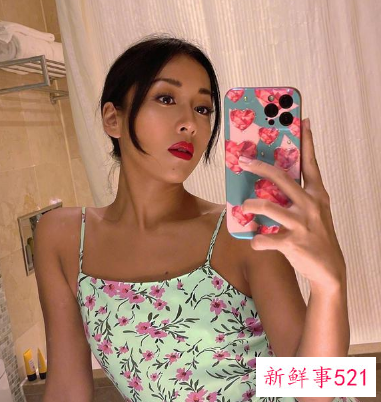 吉克隽逸穿吊带裙晒自拍，化身另类性感女神