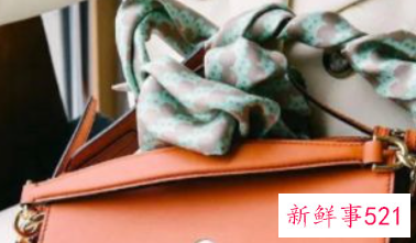 包包的丝巾怎么绑单边