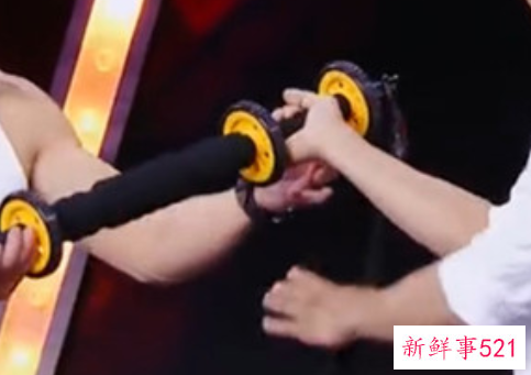 腹肌显露身材好