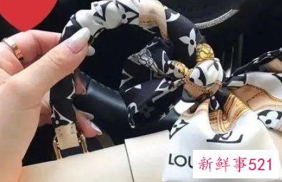 包包的丝巾怎么绑单边