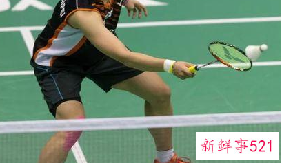 羽毛球发球姿势有哪些