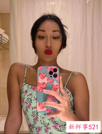 吉克隽逸穿吊带裙晒自拍，化身另类性感女神