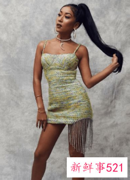 吉克隽逸穿吊带裙晒自拍，化身另类性感女神