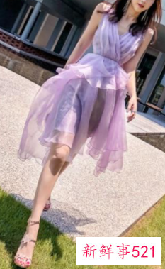 紫色连衣裙搭配什么颜色的围巾好看