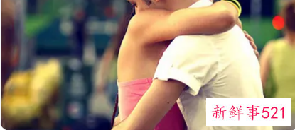 梦到男领导搂着自己