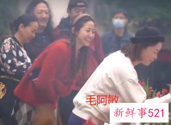 毛阿敏素颜现身李健音乐会