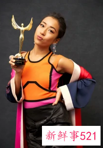 吉克隽逸穿吊带裙晒自拍，化身另类性感女神