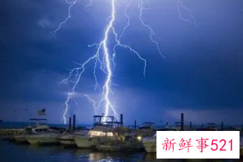 梦见自己躲避闪电雷劈