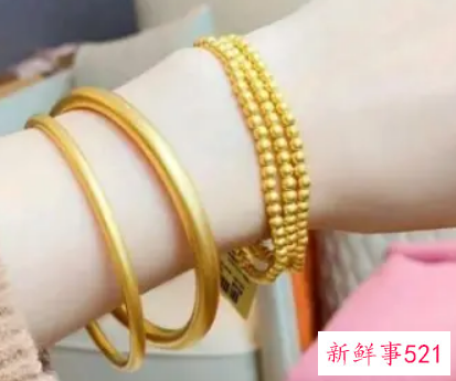 黄金手镯叠戴图片搭配