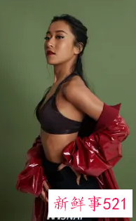 吉克隽逸穿吊带裙晒自拍，化身另类性感女神