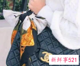 包包的丝巾怎么绑单边