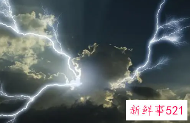 梦见自己躲避闪电雷劈