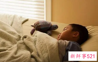 孩子单独睡啥时较科学