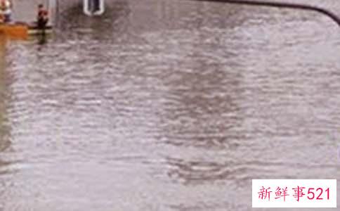 梦见自己在洪水里什么意思