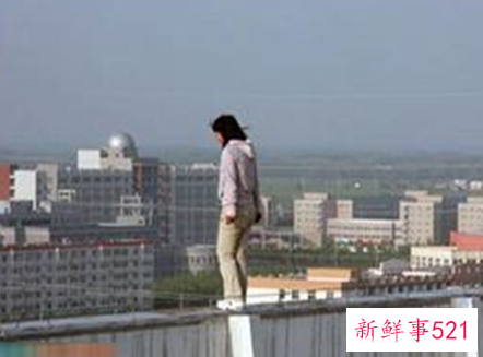 梦见情敌跳楼是什么意思