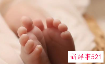 新生儿睡觉一惊一惊突然大哭怎么办