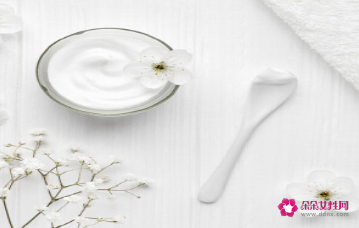 先用清洁霜还是先用洗面奶洗脸