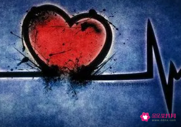 一躺下心脏砰砰跳睡不着