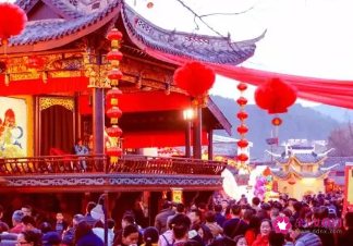 梦见喜庆的大红色场面