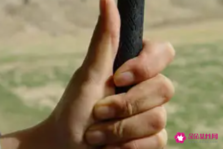 打高尔夫如何握杆呢