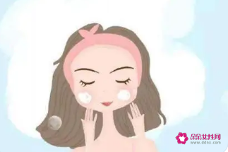 先用清洁霜还是先用洗面奶洗脸