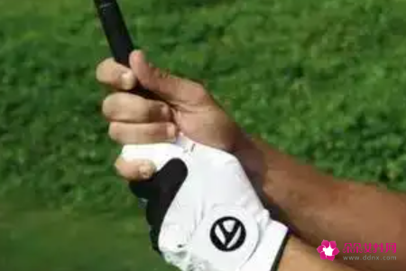 打高尔夫如何握杆呢