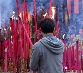 梦见去庙里烧香拜佛