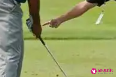 打高尔夫如何握杆呢