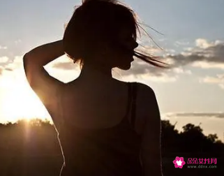 梦见老公和别的女人一起睡