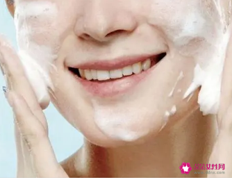 先用清洁霜还是先用洗面奶洗脸