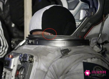 吴京凌晨道晚安，晒《流浪地球2》片场照