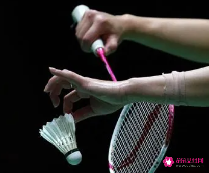 羽毛球的发球技巧