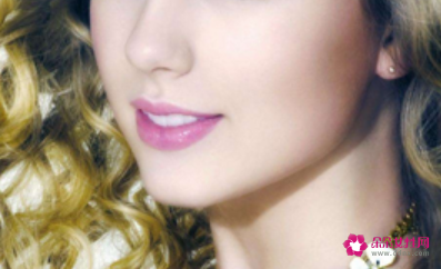 脸上长斑是咋回事