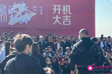 吴京凌晨道晚安，晒《流浪地球2》片场照