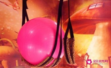 情侣主题酒店床上的瑜伽球是干嘛用的