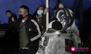 吴京凌晨道晚安，晒《流浪地球2》片场照