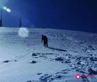 梦见雪地里行走是什么意思