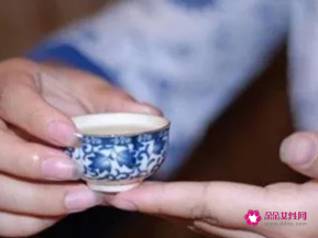 女生以茶代酒敬领导酒