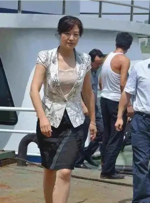 美女县委书记袁菱两年内贪污高达4000万，玩弄年轻男性