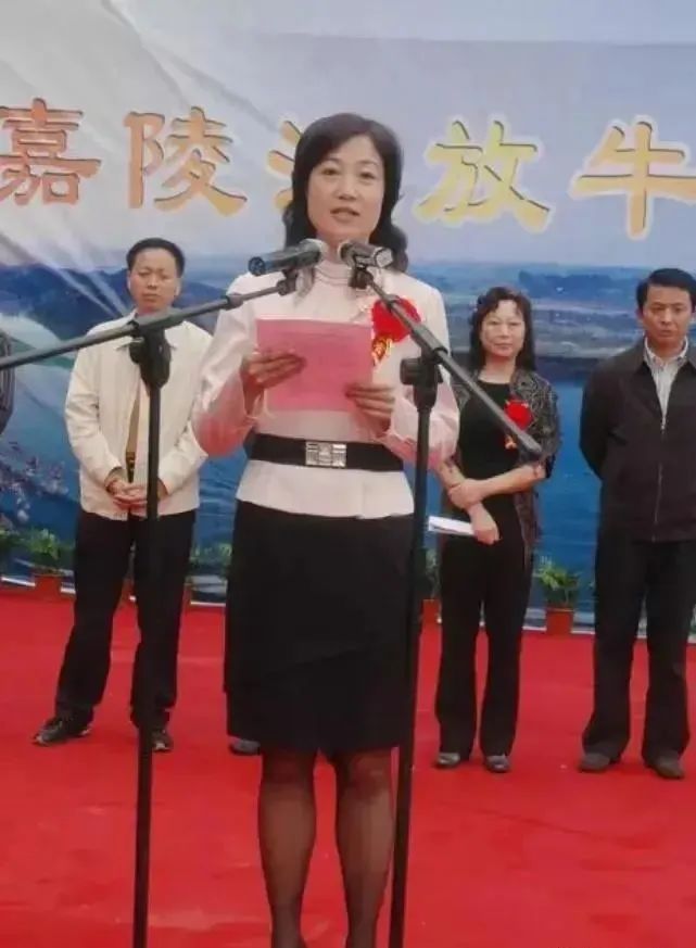 美女县委书记袁菱两年内贪污高达4000万，玩弄年轻男性