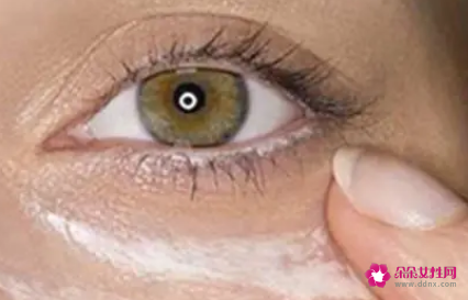 脂肪粒怎么消除在眼角