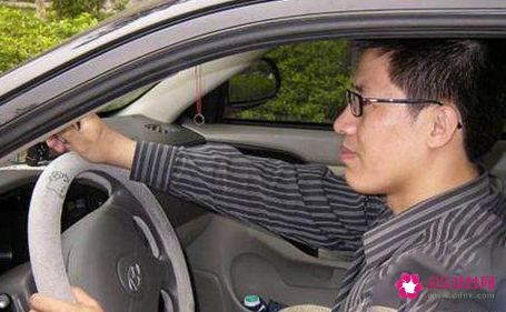 方向盘的正确握法和打方向方法