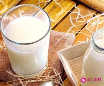 孩子生下来就喂奶粉