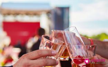 女人每天喝点白酒对皮肤好吗