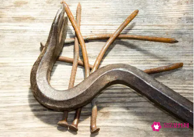 梦见钉子弯曲是什么意思