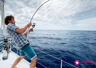 中年男人喜欢钓鱼