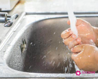 用脏手吃东西满不在乎好吗