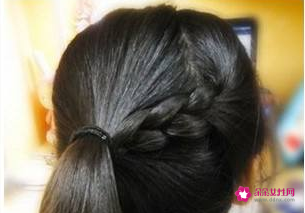 怎样扎头发才能显年轻时尚